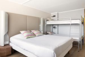 多勒钟楼多勒酒店的卧室配有白色的床和两张双层床。