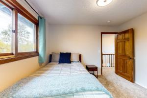 安克雷奇South Side Escape的一间卧室设有一张床和一个窗口