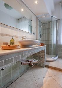 利沃诺Luxury House near train station的一间带水槽和淋浴的浴室