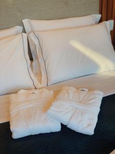 乌鲁比西Cabanas Sunset View的床上有两条白色毛巾