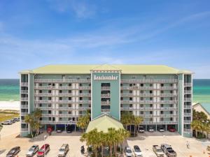 巴拿马城海滩Beachcomber Beachfront Hotel, a By The Sea Resort的海滩上酒店空中景色