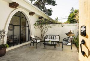 Montecito1 Bedroom Casita - Casa Blanca的庭院配有两把椅子和一张桌子