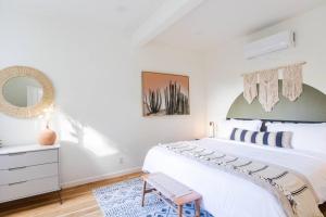 Montecito1 Bedroom Casita - Casa Blanca的卧室配有白色的床和镜子