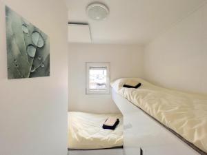 KerkdrielRoermond的客房设有两张床和窗户。