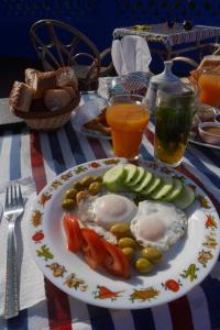 舍夫沙万CASA TROUSSI的桌上一盘食物,包括鸡蛋和蔬菜
