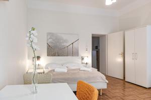 维也纳Convenient 1BR Apartment in the Heart of Vienna的卧室配有一张床,墙上挂有桥画