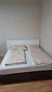 维也纳Premier Triple room MZ的一张白色的床,上面有两个枕头