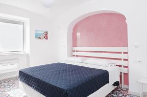拉维罗A Gradillo holiday rooms的一间白色客房内的床铺卧室