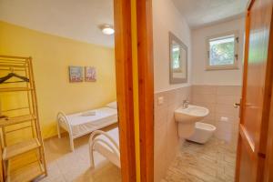 斯廷蒂诺Casa Vacanza Sole & Luna的浴室配有白色卫生间和盥洗盆。