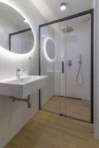 梅尔诺Villa Viola的一间带水槽和玻璃淋浴的浴室