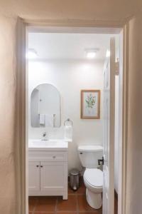 MontecitoCasa Blanca Suite A1 - New, Private, Cozy!的浴室配有白色卫生间和盥洗盆。