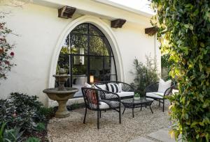 MontecitoCasa Blanca Suite A1 - New, Private, Cozy!的庭院里设有椅子和喷泉