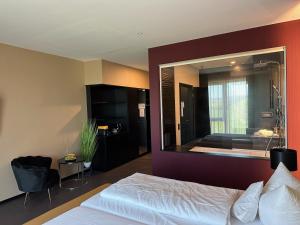 吉森Primetime Hotel的一间卧室配有一张床和一面大镜子