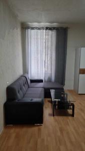 维也纳Premier Double room MZ的客厅配有黑色沙发和玻璃桌
