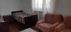 AshnakNoosh guesthouse的客厅配有椅子和床