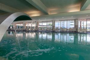 特罗亚Aqualuz Troia Mar by The Editory的一座建筑中间的游泳池,带喷泉