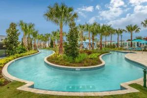 基西米Luxury 5BD/5BH Home With Pool/BBQ Disney Universal的棕榈树度假村的游泳池
