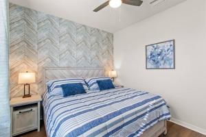 基西米Luxury 5BD/5BH Home With Pool/BBQ Disney Universal的一间卧室配有一张带蓝色枕头的床