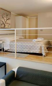 锡尼亚Appartamenti la Piazzetta vicino a Firenze的一张大床,位于一个配有沙发的房间
