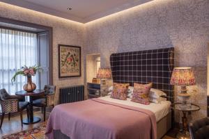 爱丁堡雷布恩酒店的卧室配有床、椅子和窗户。