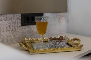 斯普利特Luxury rooms Bolero的一杯装满一碗球的金盘上的饮料