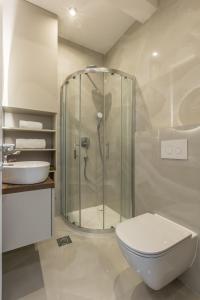 斯普利特Luxury rooms Bolero的带淋浴、卫生间和盥洗盆的浴室