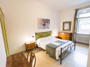 佩斯卡塞罗利Monte Marsicano Hotel的一间卧室配有一张床、一张桌子和一个窗户。
