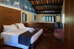 格拉达拉La Loggia Historic Resort的酒店客房配有一张床和浴缸。