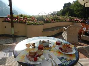 波西塔诺Luxury Suite Royal Positano的一张桌子,上面放着两盘食物