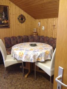 StaldenriedStaldenried Ferienwohnung的桌子和沙发以及桌椅
