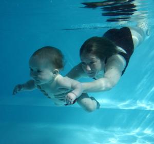 布兰德乐甘特家庭酒店的水中游泳的女人和婴儿