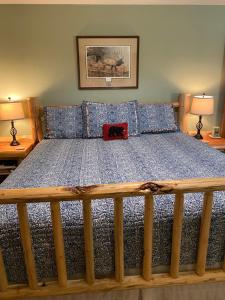 雷德洛治两只熊住宿加早餐旅馆的一张带蓝色被子和两盏灯的床