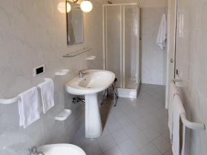 佩斯卡塞罗利Monte Marsicano Hotel的白色的浴室设有水槽和淋浴。