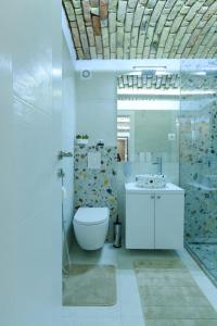 萨拉热窝All seasons apartments Sarajevo with free parking的浴室配有卫生间、盥洗盆和淋浴。