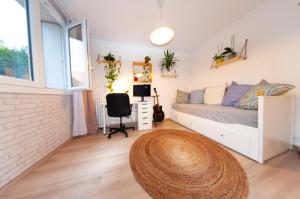 沙蒂永La Cuccia - Fully furnished apartment close to metro and Olympic venues的一间卧室配有一张床、一张桌子和一把椅子