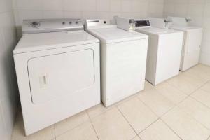 蒙特雷蒙特雷机场万怡酒店 的洗衣房配有白色洗衣机和烘干机