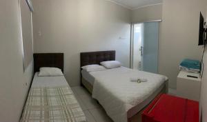 伊茹伊HOTEL LIFE IJUI的一间卧室设有两张床和红色橱柜