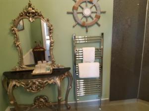拉夫堡活力维旅馆的一间带镜子的浴室和一张带水槽的桌子