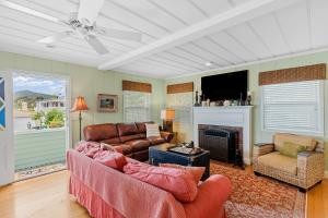 拉古纳海滩Hues and Views的带沙发和壁炉的客厅