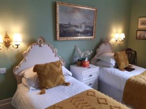 拉夫堡活力维旅馆的卧室配有两张床,墙上挂着一幅画