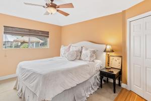 拉古纳海滩Hues and Views的一间卧室配有一张床和吊扇