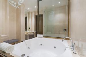 迪拜Ramee Dream Hotel Downtown的带浴缸和盥洗盆的浴室