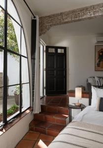 MontecitoCasa Blanca Suite B2 - New, Private, Cozy!的一间卧室设有一张床和一个大窗户