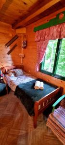 VerušaNaša kuća-Veruša的小木屋内一间卧室,配有一张床