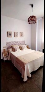 阿罗约弗里奥La Casita del Arroyo的一间卧室配有一张带白色毯子的大床