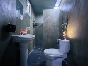 比绍Casa Cacheu low cost family house的浴室配有白色卫生间和盥洗盆。