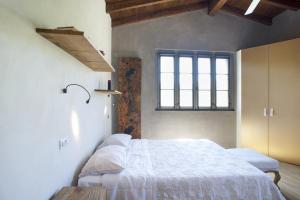 Belforte del ChientiCoroncina的一间卧室设有一张床和一个窗口