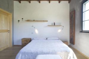 Belforte del ChientiCoroncina的白色的卧室设有床和窗户