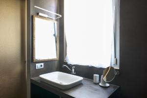 Belforte del ChientiCoroncina的一间带白色水槽和窗户的浴室