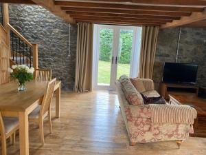 LlanwrdaPippin Lodge的客厅配有沙发和桌子